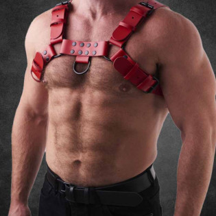 Alpha Fist – Kraftvoller Leder-Harness in Rot|SAXOS.NET LEATHER|XLEATHERS|BDSM Harness